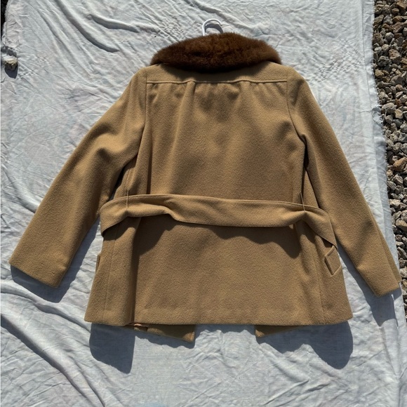 Elegant Vintage Tan Women's Coat with Fur Collar - Picture 2 of 6